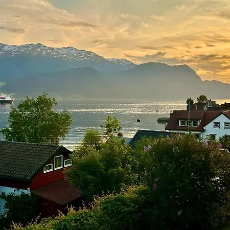 Gjestgiverier Casa Hauge Bb Fjordview Sandane